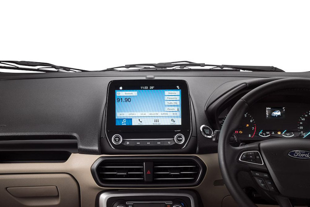 Bên trong Ford EcoSport 2018 tại Ấn Độ xuất hiện hệ thống thông tin giải trí với màn hình cảm ứng tiêu chuẩn. Ảnh: Ford