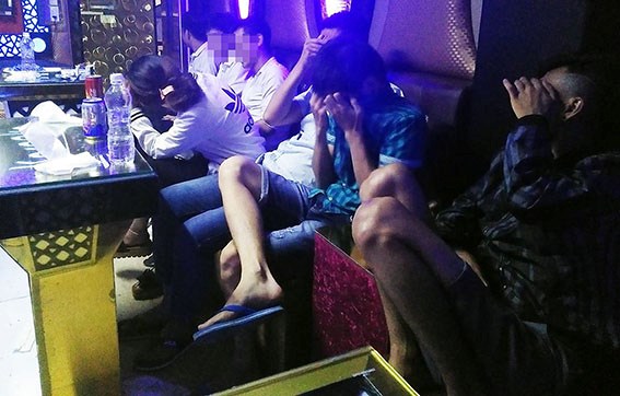 Gần 50 nam nữ mở tiệc ma túy trong phòng karaoke