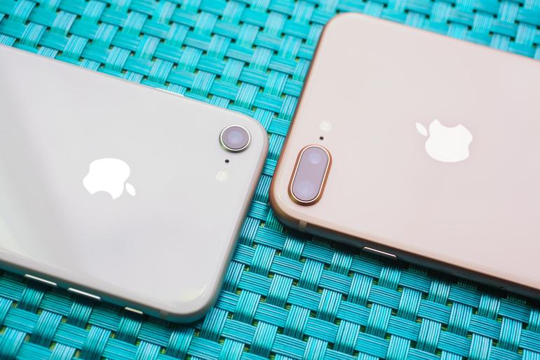 iPhone 8 và 8 Plus: Bộ đôi iPhone 8 và 8 Plus có thiết kế bên ngoài khá giống với iPhone 7 và 7 Plus, nhưng không có lớp kính phủ phía sau thân máy để hỗ trợ công nghệ sạc không dây. Ngoài ra, bộ đôi iPhones mới còn có một bộ xử lý cải tiến, camera được nâng cấp, và màn hình LCD được tối ưu hóa hơn.