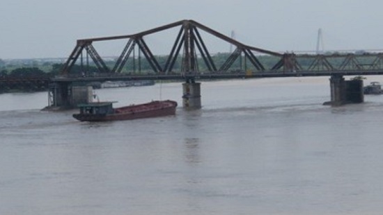 Hà Nội: Phát hiện chướng ngại vật nghi giống bom dưới cầu Long Biên