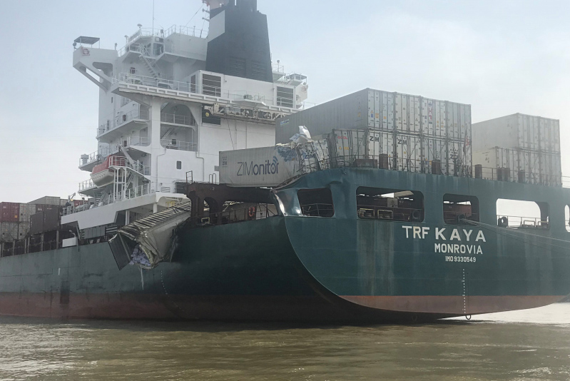 Hai tàu đâm nhau trên sông Đồng Nai, trăm người lao ra 'hôi của'