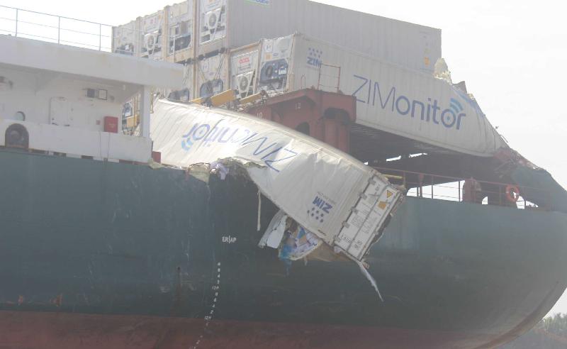 Một thùng container bị xé toạc, hàng hóa tuôn xuống sông Đồng Nai