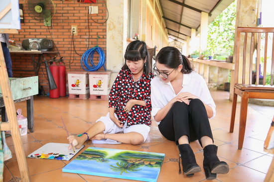 Là người khuyết tật khi mới sinh ra, chị Huỳnh Thị Xâm kiên trì vượt qua số phận, tốt nghiệp Đại học và làm chủ cuộc sống của chính mình, Bên cạnh đó, chị còn có niềm đam mê hội hoạ và từng đạt có đạt kỷ lục gia Việt Nam về vẽ tranh bằng chân.