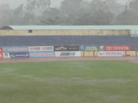 Sân Tam Kỳ ngập nặng và vẫn mưa rất to trong sáng nay (Ảnh C.V.C)