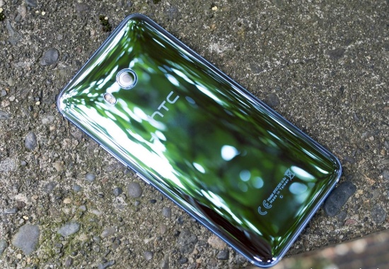 Thiết kế: HTC U11 sử dụng chất liệu khung kim loại và mặt lưng kính, nhưng phần mặt lưng kính được xử lý bóng như gương, phản chiếu tạo thành các màu sắc khác nhau khi nghiêng theo các góc khá là ấn tượng.