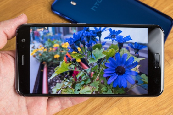 Màn hình: HTC U11 được trang bị màn hình 5,5 inch độ phân giải 2560 x 1440 pixel, mật độ điểm ảnh là 534 ppi và sử dụng tỉ lệ hiển thị 16:9 truyền thống. Màn hình của thiết bị sử dụng tấm nền Super LCD 5 và được bảo vệ bởi kính 3D Corning Gorilla Glass 5.