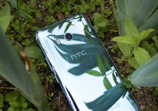 Camera: HTC U11 chỉ có một camera chính ở mặt sau độ phân giải 12 megapixel với khẩu độ f/1.7, hỗ trợ ổn định hình ảnh quang học, UltraSpeed Autofocus, đèn flash LED kép và có khả năng quay video 4K.