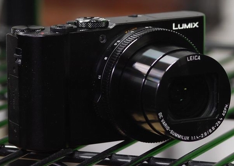3. Panasonic Lumix LX15. Với khoản đầu tư khoảng 600 euro, bạn đã có trong tay một chiếc máy ảnh nhỏ gọn chuyên nghiệp với bộ cảm biến 20 megapixel, trang bị nhiều tính năng, nhất là tính năng khởi động nhanh chóng. Tuy nhiên, giống như nhiều đối thủ khác, tuổi thọ pin của máy ảnh khá hạn chế chỉ trong vòng một ngày. Nhìn chung, Panasonic Lumix LX15 là sự lựa chọn tuyệt vời giữa chất lượng/giá.