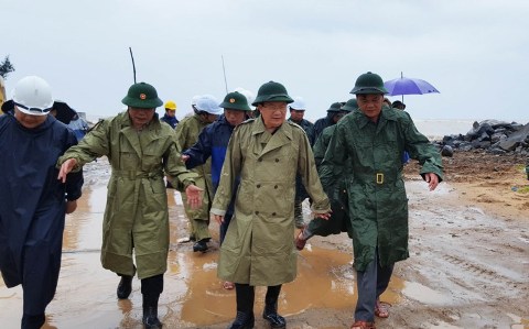 Phó Thủ tướng đến Nha Trang chỉ đạo ứng phó bão số 12