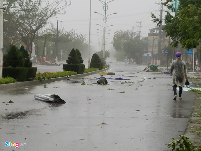 Tại thị trấn Ninh Hòa theo thông tin sơ bộ có hơn 50% nhà của người dân bị hư hỏng do bão. Theo một cán bộ thị trấn, đây là cơn bão mạnh nhất vào địa phương hơn 40 năm nay. Tại Ninh Hòa hiện trời đang mưa lớn kèm theo gió mạnh và liên tục thay đổi hướng.