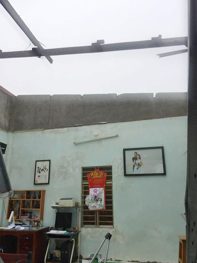Nhiều nhà dân ở Khánh Hòa tốc mái Tài khoản Phuong Nguyen Van (Khánh Hòa) chia sẻ hình ảnh ngôi nhà của anh đã bị tốc mái hoàn toàn. Phía dưới, nhiều bạn bè bình luận nhà của họ cũng trong tình trạng tương tự.