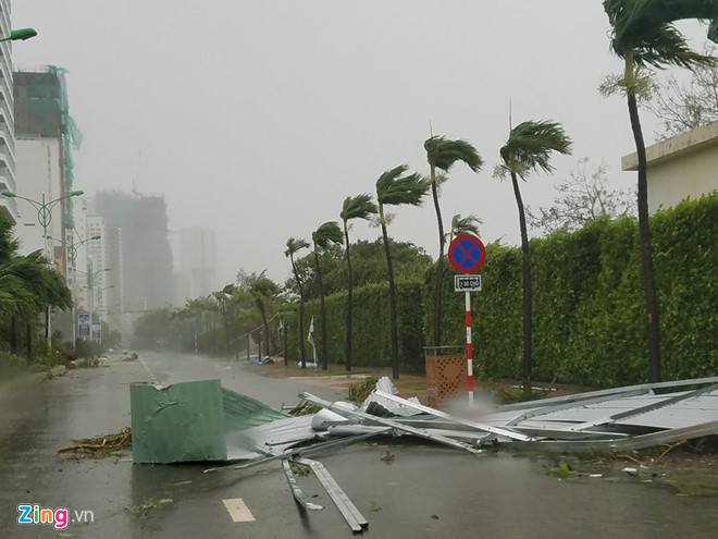 Mái tôn bị gió tốc bay khắp nơi Rất nhiều nhà bị tốc mái ở Khánh Hòa và chưa thể thống kê thiệt hại ban đầu. Trên đường phố Nha Trang, mái tôn bị gió thổi bay khắp nơi. Ảnh: Phước Tuần.