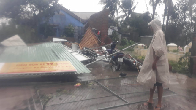 Một căn nhà bị sập hoàn toàn tại xã Vĩnh Ngọc. Ảnh: An Bình.