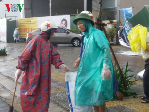 Người dân phường Thọ Quang, quận Sơn Trà, thành phố Đà Nẵng đội mưa dọn vệ sinh đón APEC