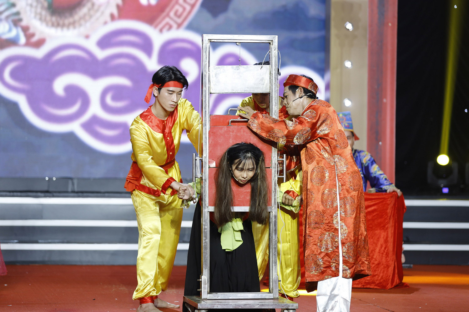 Tuy bị sự cố kỹ thuật nhưng Lê Đình Lượng đã nhanh trí biến tiết mục thành màn kết hợp giữa ảo thuật và hài khiến ban giám khảo và khán giả một khen cười thích thú. 