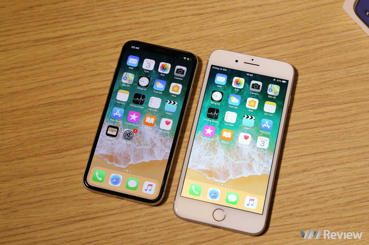 Đặt cạnh IPhone 8 Plus, iPhone X nhỏ nhắn hơn hẳn do kích thước chỉ ngang iPhone 8 nhưng nhờ viền trên dưới mỏng hơn nên màn hình trông thoáng đãng hơn dù thực tế diện tích hiển thị của iPhone X nhỏ hơn 