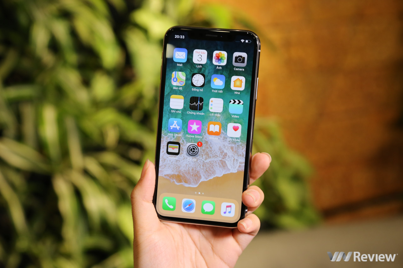 iPhone X cho cảm giác khá đầm và gọn gàng khi cầm trên tay nhờ kích thước nhỏ gọn chỉ ngang iPhone 8 và tỉ lệ màn hình 19,5:9 khiến máy dài và thon hơn. Dù sử dụng màn hình OLED từ Samsung nhưng màu sắc trên iPhone X vẫn ở mức trung tính, không theo hướng rực rỡ nịnh mắt.
