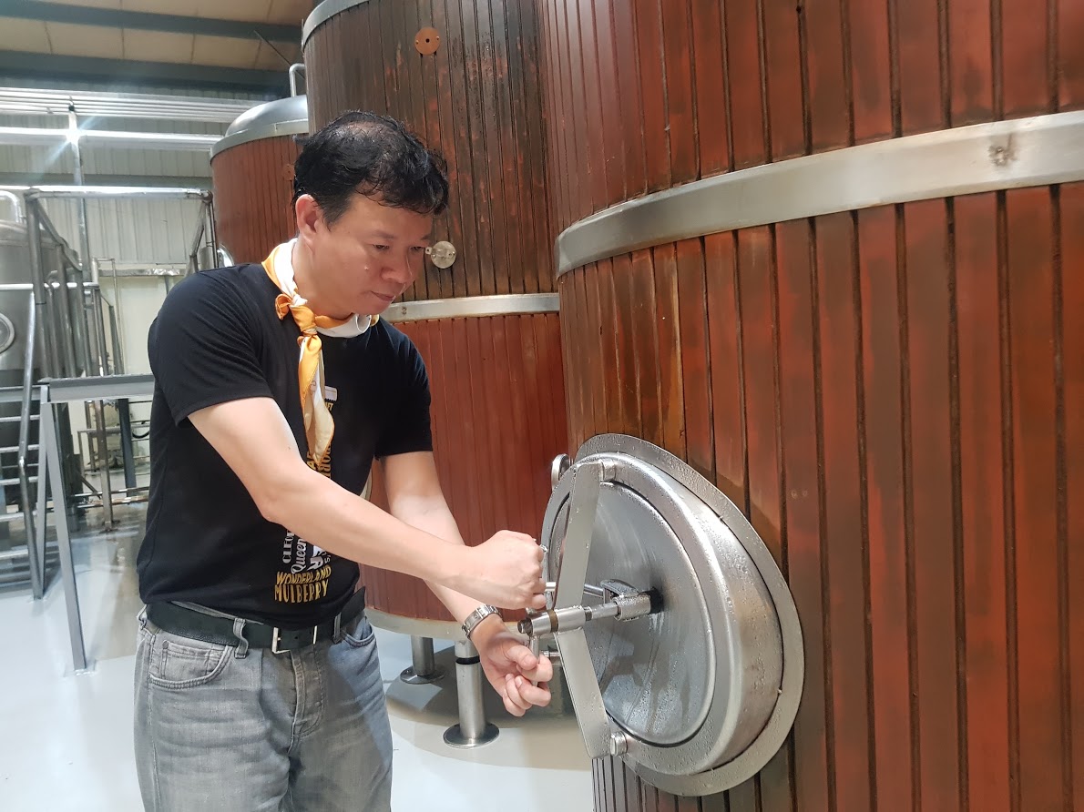 Ông Nguyễn Văn Cường, chủ thương hiệu bia thủ công C-Brewmaster trực tiếp vận hành nhà máy