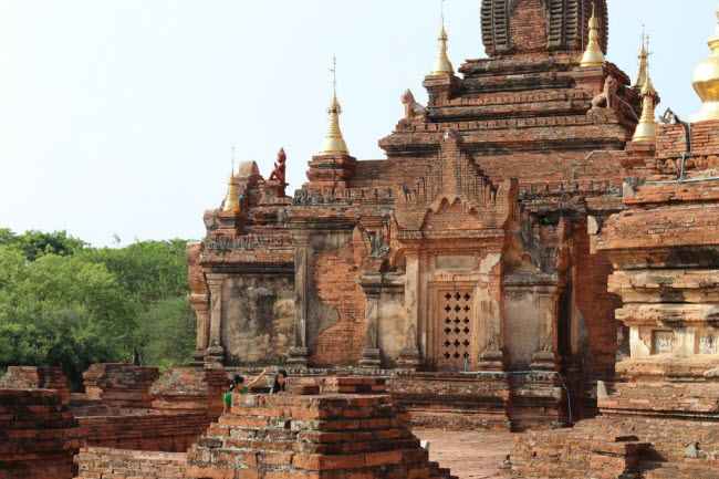 3. Không đi giày dép trong chùa hay đền: Du khách tới các ngôi đền và chùa ở Myanmar nên cởi bỏ giày hay dép (bao gồm cả tất) khi bước vào bên trong. Những người dân địa phương rất tôn sùng đạo Phật, nên việc đi giày dép vào các nơi tôn nghiêm bị coi là hành động vô lễ.