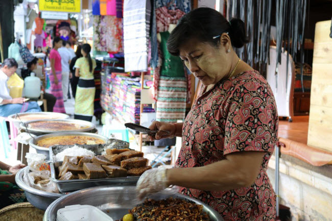 11. Tránh thử đồ ăn đường phố mà không biết rõ về chúng: Ẩm thực đường phố rất phổ biển ở các nước Đông Nam Á, với mức giá hợp lý, thực đơn phong phú và hương vị thơm ngon. Mặc dù vậy, du khách không nên vội vàng thưởng thức tất cả các món ăn nhìn thấy trên đường phố Myanmar bởi vì một số món ăn có thể khiến bạn bị đau bụng.