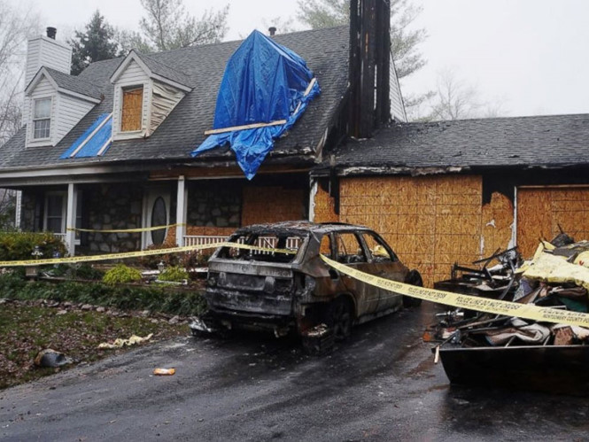 Một chiếc BMW X5 được sản xuất năm 2008 cháy còn trơ khung sắt và làm hư hại cả căn nhà ở bang Maryland, Mỹ