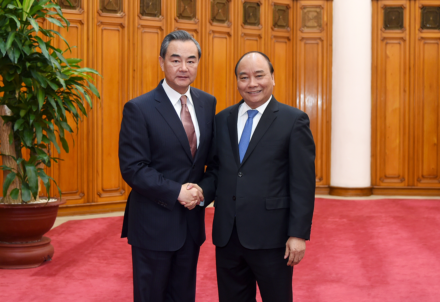 Thủ tướng Nguyễn Xuân Phúc tiếp Bộ trưởng Ngoại giao Trung Quốc Vương Nghị. Ảnh: VGP/Quang Hiếu 