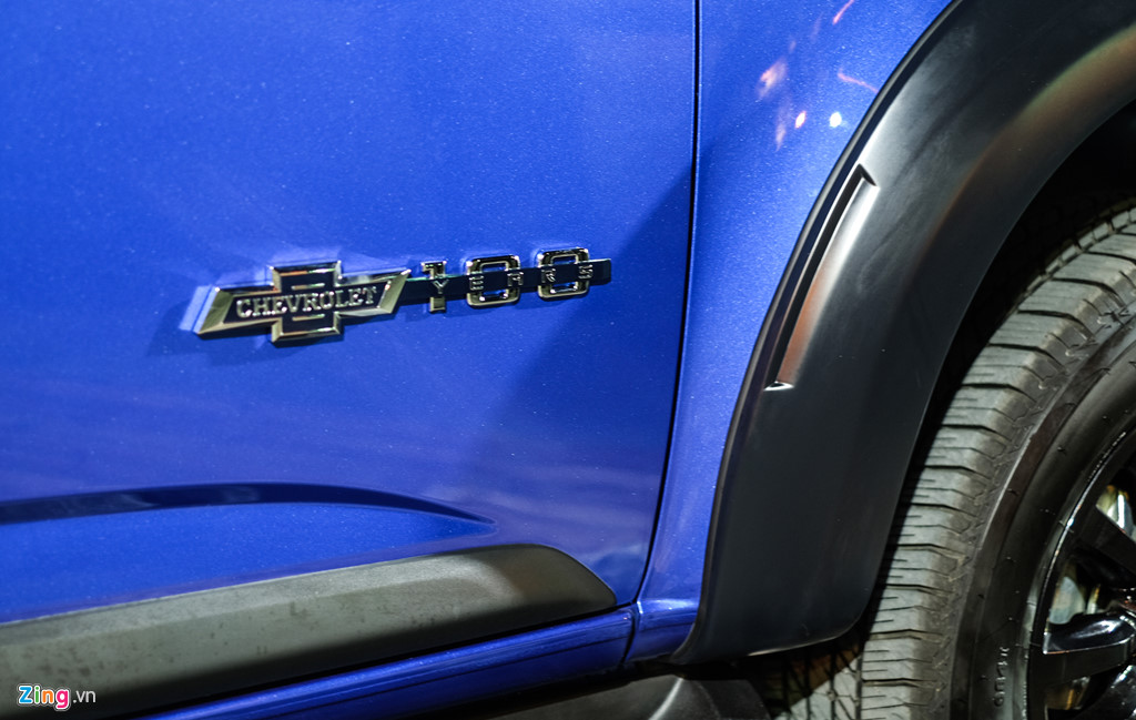 bản thường là dòng chữ Chevrolet được mạ chrome sáng bóng trên nền đen.  Biểu tượng 100 năm được gắn trên hai cánh cửa trước, đây là đặc điểm dễ nhận biết nhất so với những phiên bản thường khi nhìn chiếc xe từ bên hông.