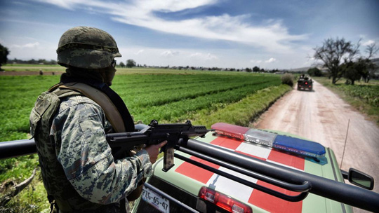 Quân đội Mexico tuần tra một điểm nóng hút nhiên liệu bất hợp pháp. Ảnh: SKY