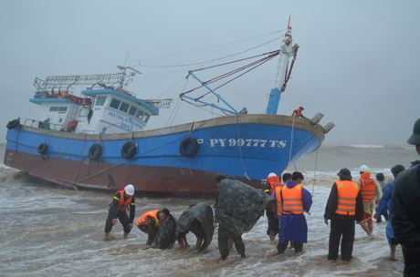 Tàu bị nạn do bão số 12 ở Bình Định