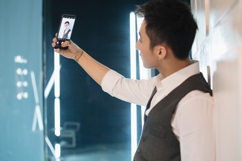 Trí tuệ nhân tạo (AI) đang là xu hướng mới trên smartphone. Oppo đã tích hợp AI cho camera trước 20MP để chau chuốt khả năng selfie vốn là thế mạnh của dòng điện thoại smartphone Oppo từ xưa tới nay. Oppo cho biết lần đầu tiên hãng đưa công nghệ làm đẹp tích hợp vào camera. AI tích hợp cho camera được xây dựng trên nền tảng các kiến thức chuyên gia như nhiếp ảnh và thẩm mĩ và kho dữ liệu khổng lồ, giúp tạo ra những bức ảnh selfie có vẻ đẹp chân thực.