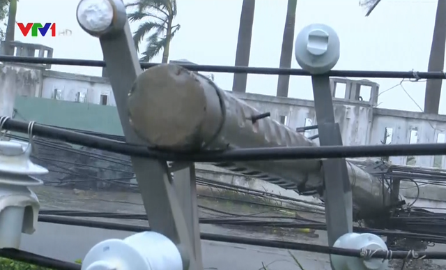 Hàng loạt trụ điện cao thế tại Khánh Hòa và Phú Yên bị ngã đổ