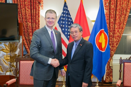 Đại sứ Việt Nam tại Hoa Kỳ Phạm Quang Vinh gặp gỡ và chúc mừng ông Daniel Kritenbrink, tân Đại sứ Hoa Kỳ tại Việt Nam