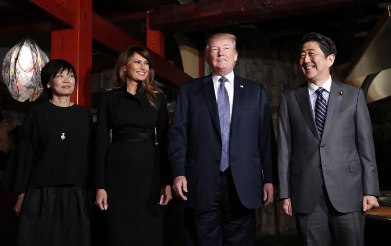 Tổng thống Donald Trump và Đệ nhất phu nhân Mỹ Melania Trump chụp ảnh cùng với Thủ tướng Shinzo Abe và Đệ nhất phu nhân Nhật Bản Akie Abe trước bữa tối ở nhà hàng Ginza Ukai Tei hôm 5/11.