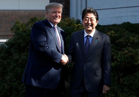 Tổng thống Trump bắt tay Thủ tướng Abe tại Câu lạc bộ Kasumigaseki ở Kawagoe