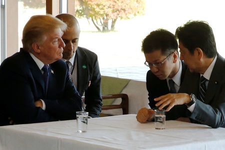 Tổng thống Trump và Thủ tướng Abe trò chuyện qua những người phiên dịch khi họ chuẩn bị ăn trưa với nhau