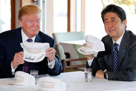 Tổng thống Trump và Thủ tướng Abe “khoe” mũ có chữa ký của họ ở Câu lạc bộ Kasumigaseki ở Kawagoe
