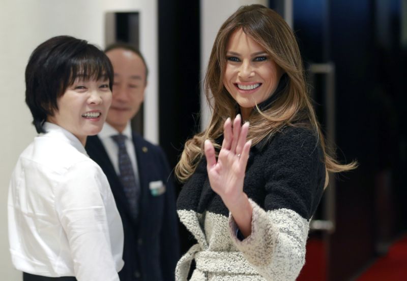 Đệ nhất phu nhân Mỹ Melania Trump và Đệ nhất phu nhân Nhật Bản Akie Abe trong chuyến thăm đến cửa hàng ngọc trai ở quận Ginza.
