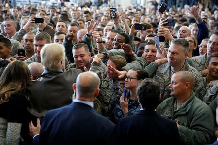 Tổng thống Trump trò chuyện với các binh sĩ Mỹ tại Căn cứ Yokota