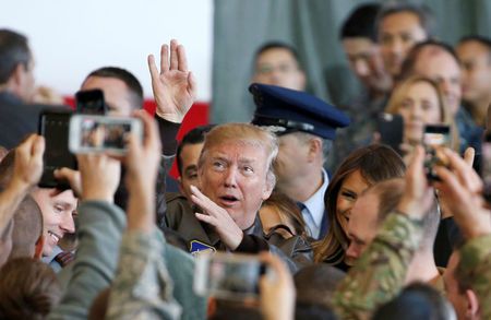Tổng thống Trump trò chuyện với các binh sĩ Mỹ tại Căn cứ Yokota