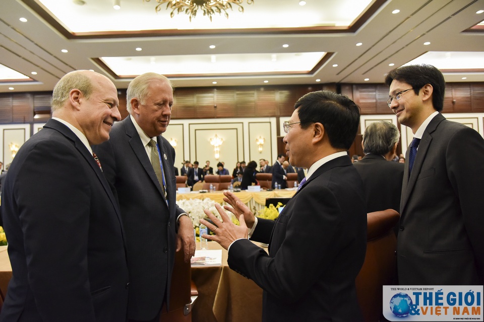 Chủ tịch Ủy ban APEC Quốc gia, Phó Thủ tướng, Bộ trưởng Ngoại giao Phạm Bình Minh trao đổi với các đại biểu trước thềm Hội nghị. (Ảnh: TG&VN)