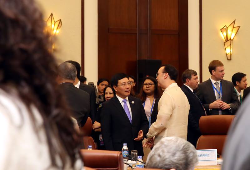 Phó Thủ tướng Phạm Bình Minh gặp gỡ các đoàn tham dự Hội nghị. (Ảnh: VGP)