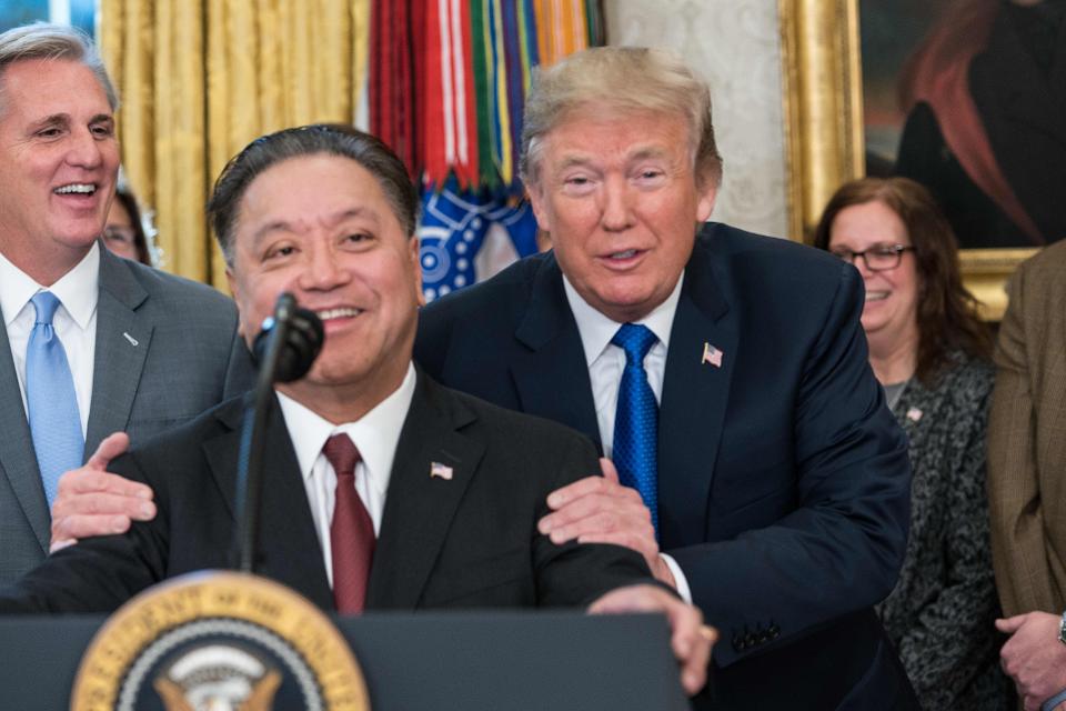 CEO Hock Tan và Tổng thống Mỹ Donald Trump trong ngày Broadcom sẽ chuyển các hoạt động về Mỹ. 