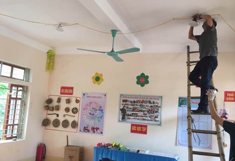 Lắp đặt miễn phí đèn chiếu sáng cho hai trường tiểu học tại Nghệ An