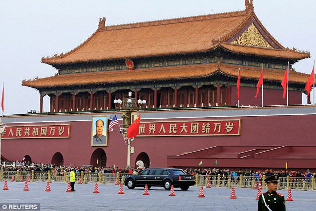 Chiếc limo có tên là “Quái thú” của Tổng thống Trump đến Thiên An Môn, thủ đô Bắc Kinh
