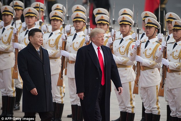 Chủ tịch Tập Cận Bình và Tổng thống Trump duyệt đội danh dự trong lễ đón chính thức ở Đại lễ đường Nhân dân