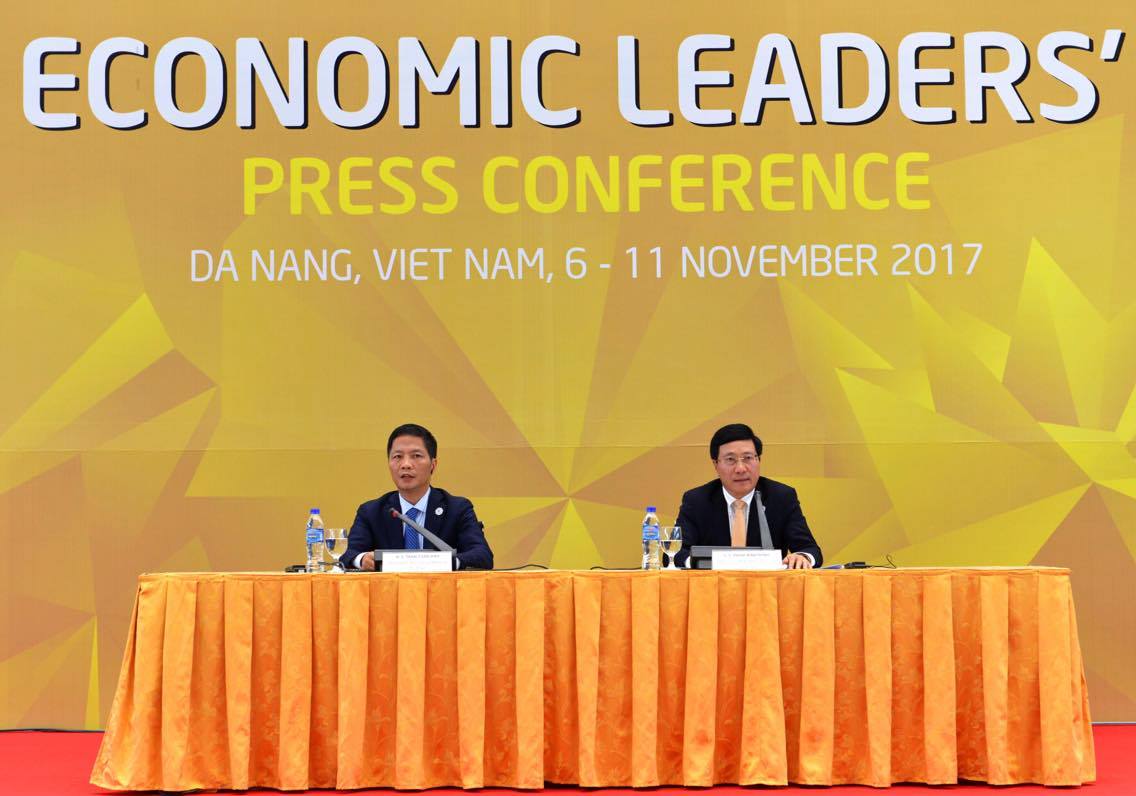 Phó Thủ tướng, Bộ trưởng Ngoại giao Phạm Bình Minh và Bộ trưởng Công Thương Trần Tuấn Anh tại buổi họp báo chiều 9/11