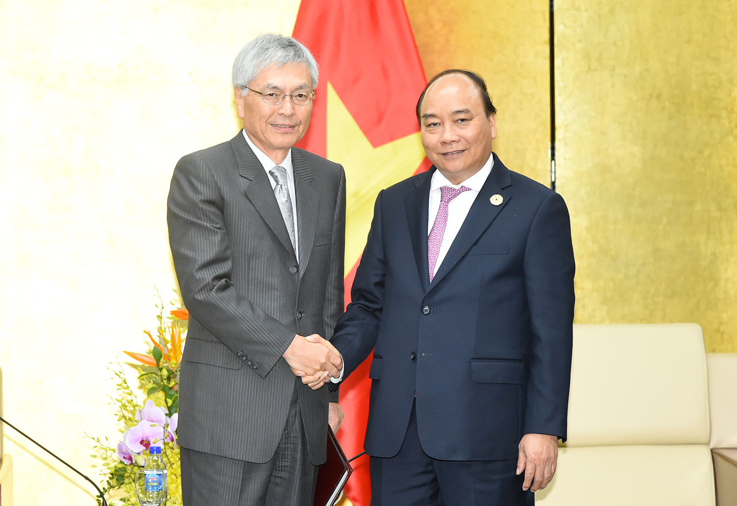 Thủ tướng tiếp Chủ tịch Tập đoàn Công nghiệp nặng Mitshubishi Omiya Hideaki. Ảnh: VGP 