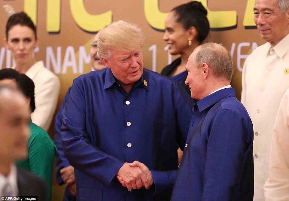 Tổng thống Trump và Tổng thống Putin bắt tay thân mật