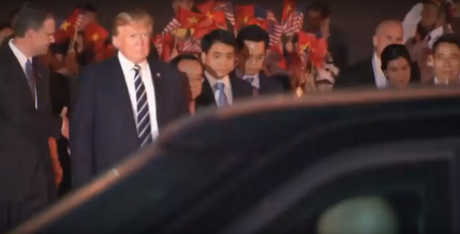 Tổng thống Trump tiến ra chiếc Cadillac The Beast trở về khách sạn (Ảnh: TP)