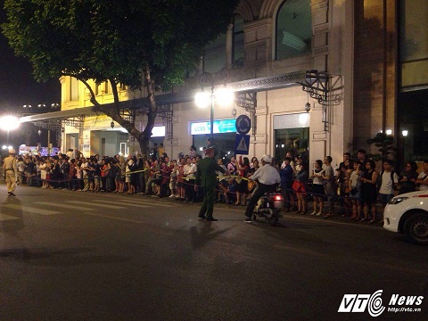 Người dân vỗ tay "Welcome to Việt Nam" với đoàn xe Tổng thống Donald Trump. ảnh: VTCnews